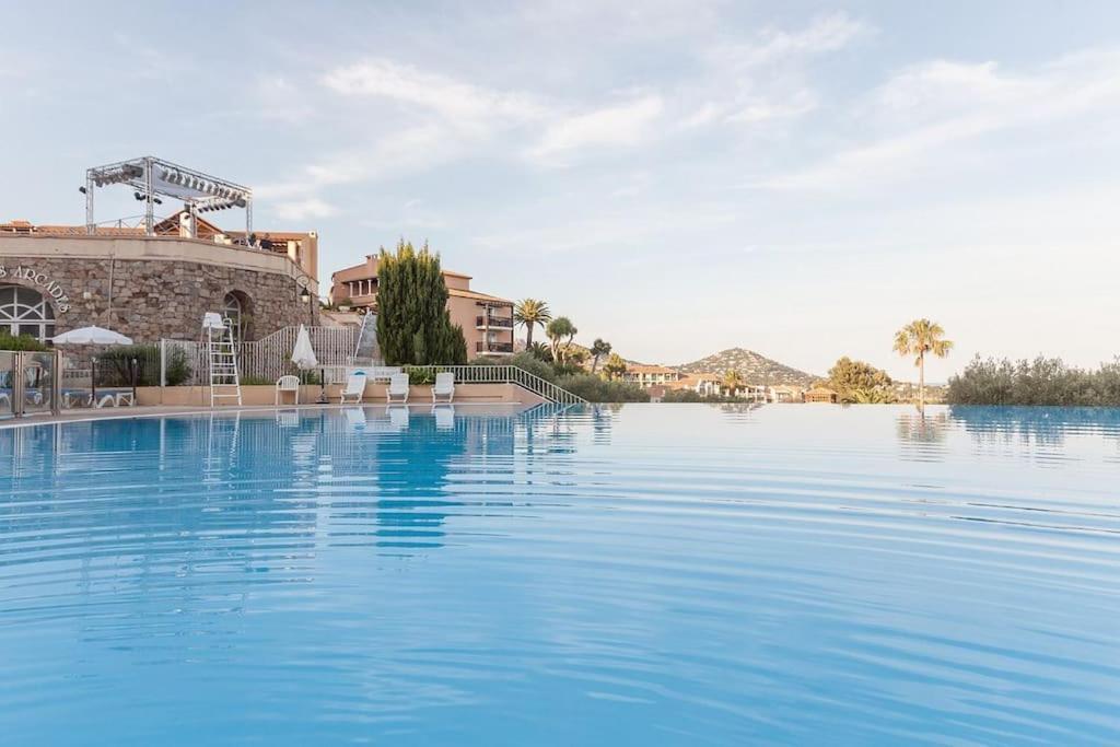 Village Cap Esterel, Piscine, Plage Saint-Raphaël Exteriör bild