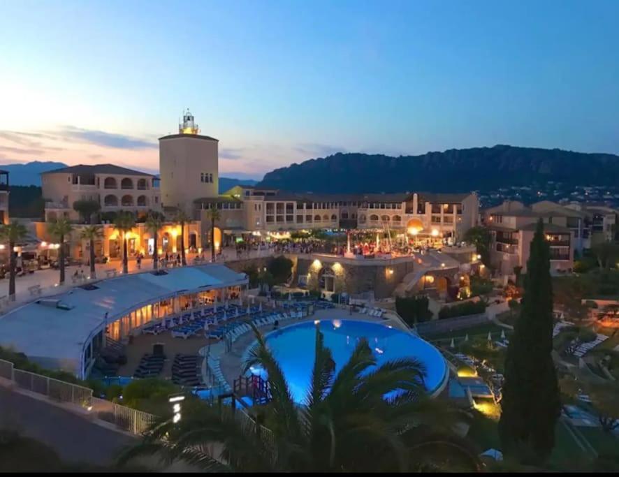 Village Cap Esterel, Piscine, Plage Saint-Raphaël Exteriör bild