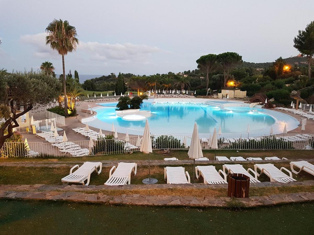 Village Cap Esterel, Piscine, Plage Saint-Raphaël Exteriör bild