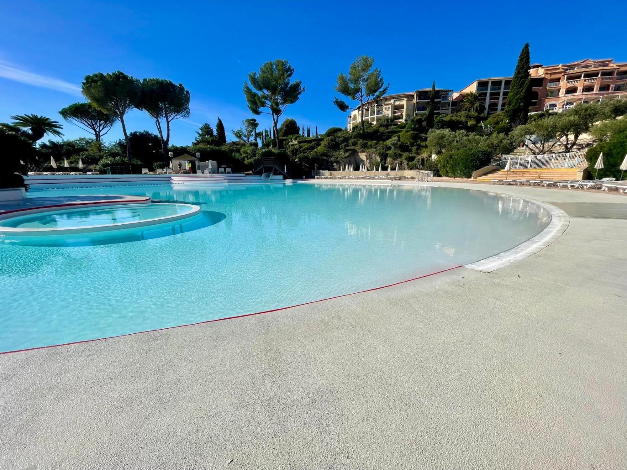 Village Cap Esterel, Piscine, Plage Saint-Raphaël Exteriör bild